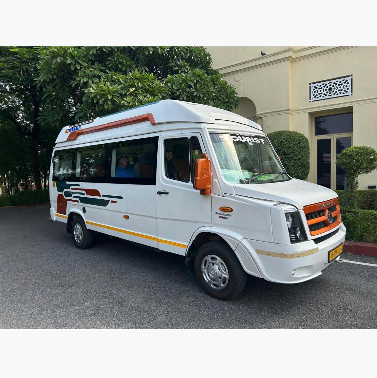 17 Seater Tempo Traveller